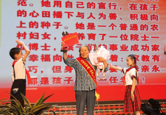 百(bai)傢(jia)媒體(ti)走(zou)進(jin)四季沐歌 “一(yi)帶一(yi)路”交彙點上的(de)綠色工(gong)廠(chǎng)